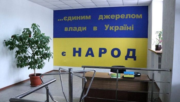 Чтобы помнили наших Героев: жительница Бахмута в память о бойцах АТО связала самый большой флаг Украины в мире, в Сети опубликованы уникальные фото