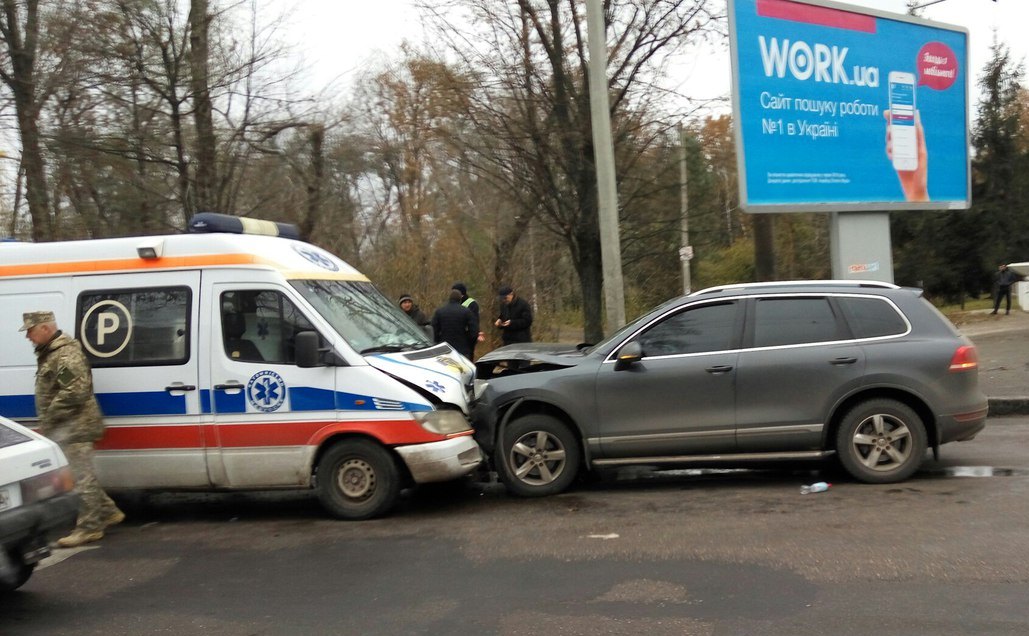 Иномарка не уступила медикам дорогу: и без того раненые солдаты АТО в скорой попали в аварию в Харькове