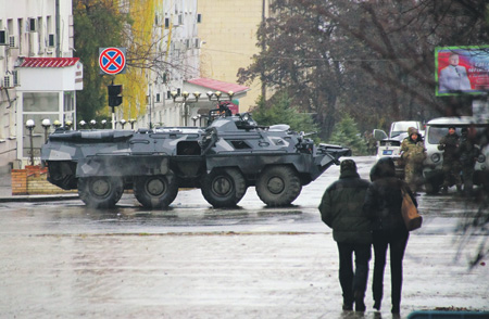 "Порошенко все делает правильно", - что жители Луганска думают о введении военного положения - подробности
