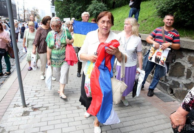 Провокации в Киеве: участники Крестного хода "засветили" портрет патриарха Кирилла и перевернутый российский флаг
