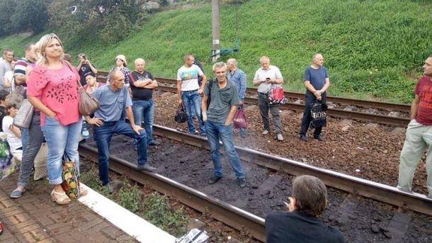 Пассажиры "забитой" электрички перекрыли железнодорожные пути во Львове