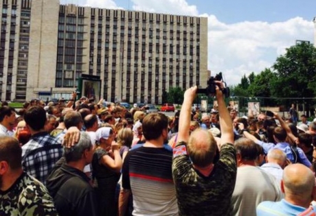 Захарченко разгоняет митинги против ДНР при помощи "титушек": протестующих увозят в неизвестном направлении