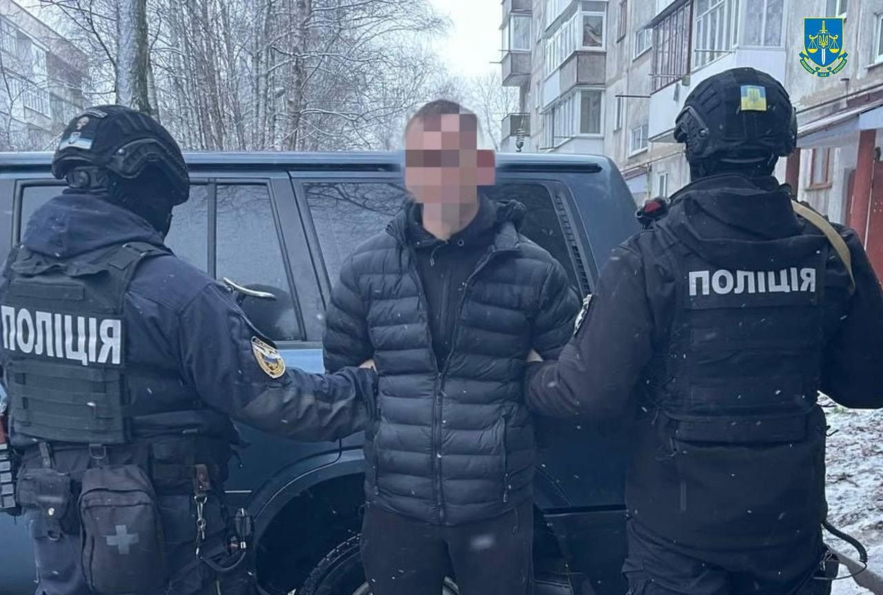 Знайшли незвичайних паліїв, які продавали "пожежні" послуги, закидаючи будинки "коктейлями Молотова"