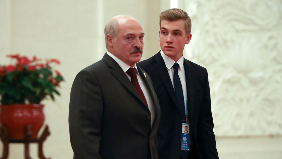 Коля Лукашенко тоже взял в руки автомат и охраняет отца: опубликовано видео