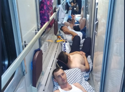 ​В РФ полицейские возвращались с "идеально организованного" ЧМ в коридорах поездов - фото "взорвали" Сеть