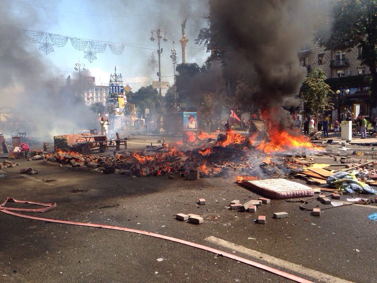 Видеоотчет того как на Майдане убирали баррикады и горели шины