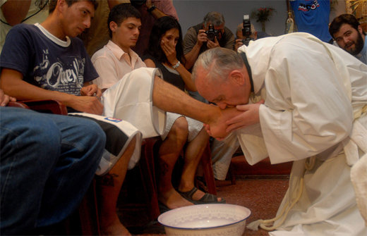 Папа Римский омыл ноги беженцам