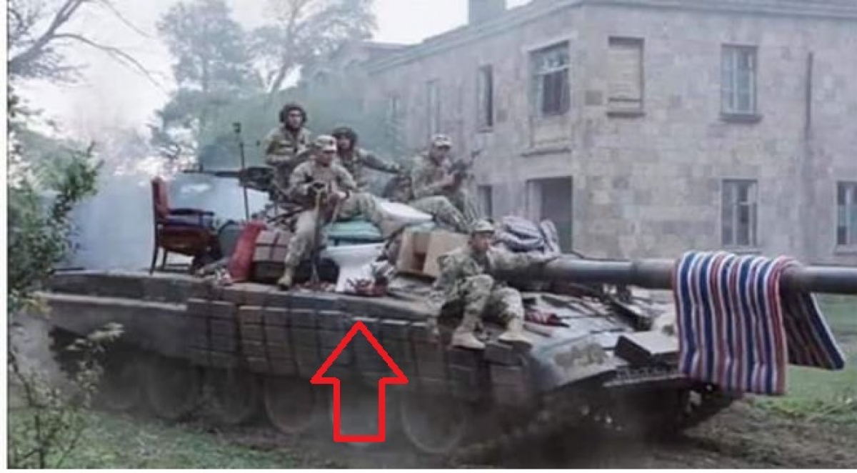 Военные на российском танке опять украли унитаз: фото мародеров вызвало скандал 