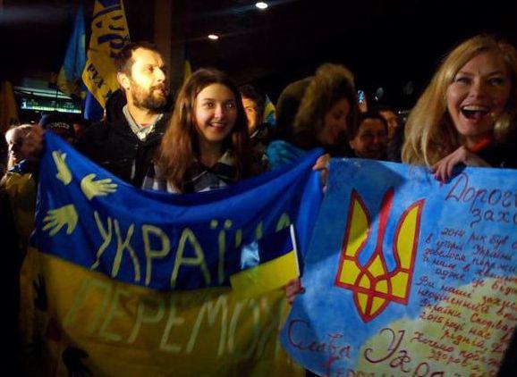 В Киеве бойцов из Дебальцево встречают с цветами и национальными флагами