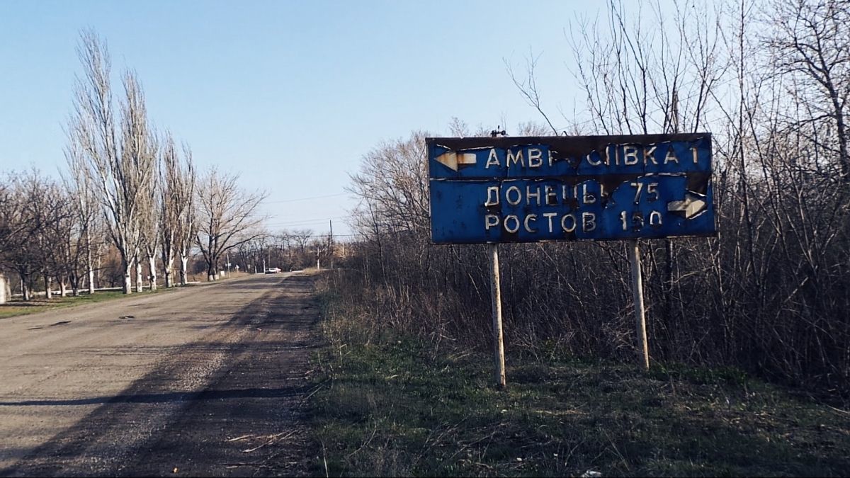 ​За 80 км от линии фронта: ВСУ нанесли прицельный удар по складам с БК в Амвросиевке — кадры