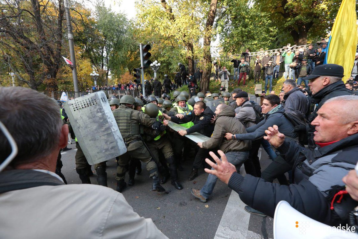 На нацгвардейцев возле Парламента напали титушки: митингующие отобрали у силовиков щиты - обстановка накалена до предела. Новые кадры