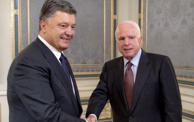 Петр Порошенко пригласил Маккейна и делегацию из США посетить Донбасс, чтобы они воочию увидели противоправные действия российско-террористических войск