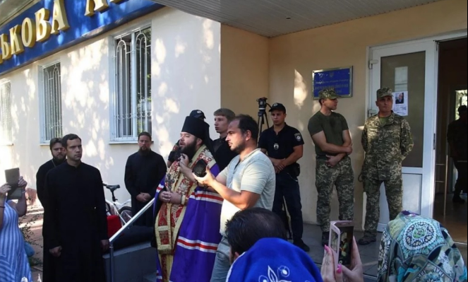 ​"Раскольников пускаете в храм, а нас нет", - священнику из УПЦ МП указали на дверь военные - видео