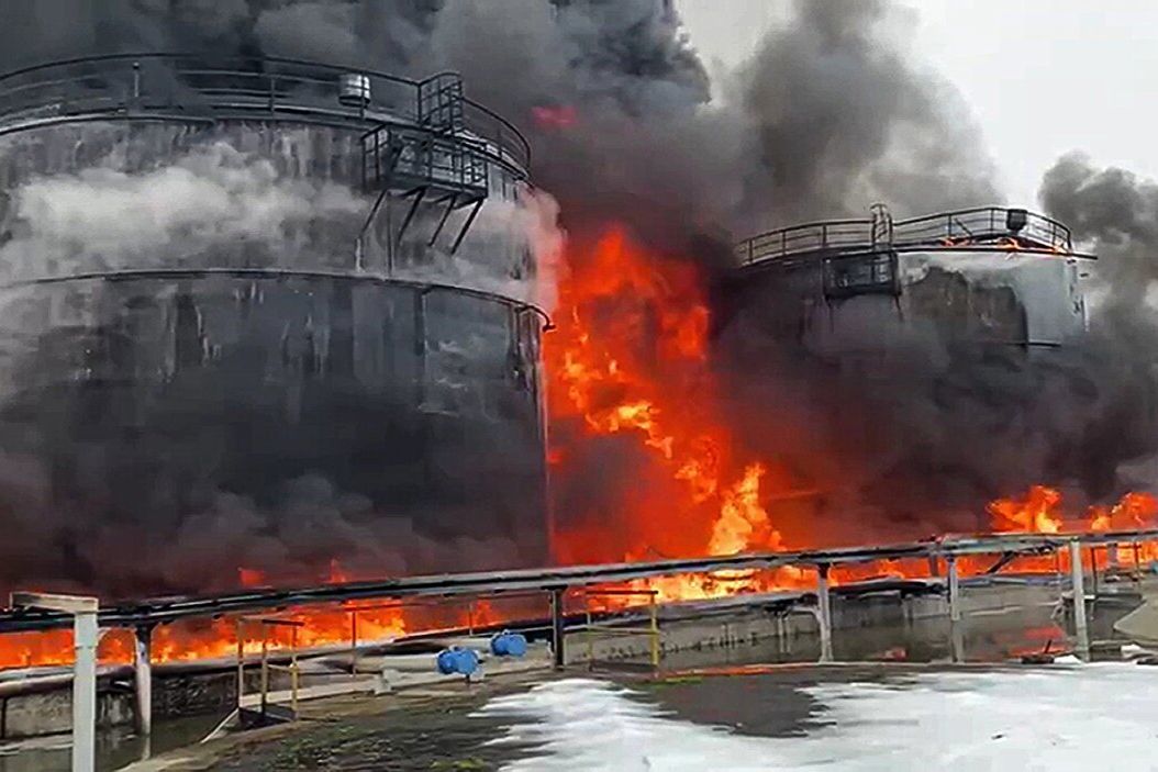 ​Нефтебаза в Энгельсе пылает 5-е сутки - стратегический объект ВКС РФ уничтожен
