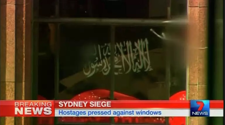Надпись на флаге захватчиков в Сиднее распространена у мусульман, и не относится напрямую к ИГИЛ