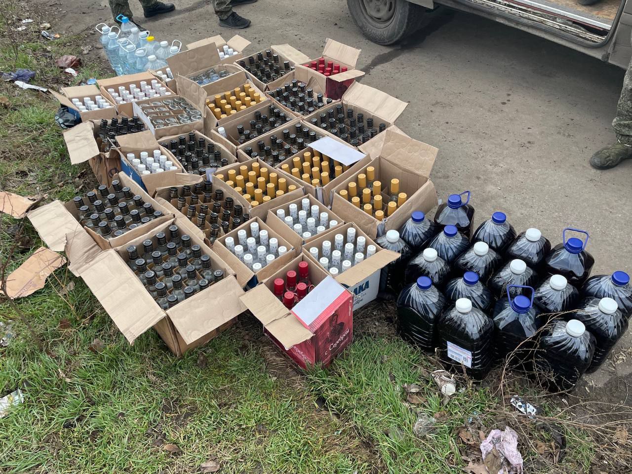 В Токмаке местные жители травят солдат Путина алкоголем с ядом