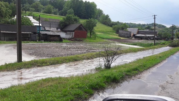 Затоплены огороды, поля и дороги: кадры мощного дождя с градом под Киевом - "под водой" несколько сел 