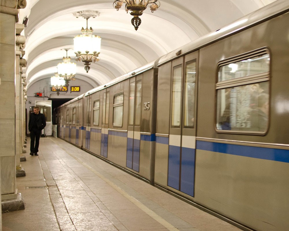 В Москве пенсионерка покончила собой, прыгнув на крышу поезда метро