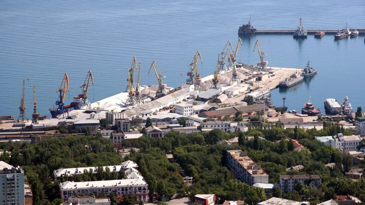 ​Повсюду стекла: жители домов в районе порта в Феодосии выложили кадры после удара по "Новочеркасску"