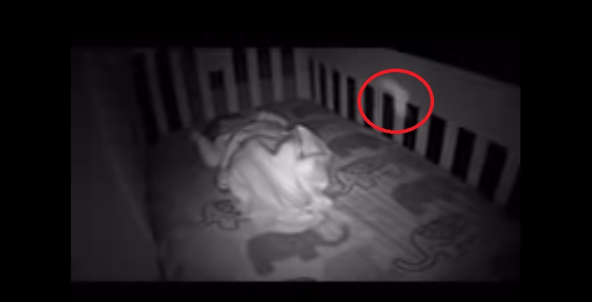 Мешал младенцу спать: отец возле кроватки дочери увидел призрак – кадры