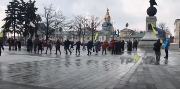 В Харькове, где больницы забиты больными коронавирусом, провели странный хоровод против COVID-19