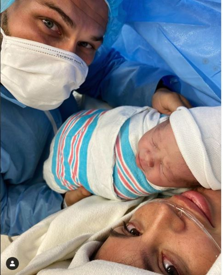 Джиган и Оксана Самойлова показали укутанного в полотенце новорожденного сына  
