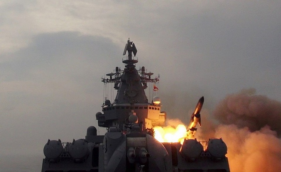 В Крыму пылает ракетный катер ВМФ России "Шуя" - экипаж срочно покинул судно