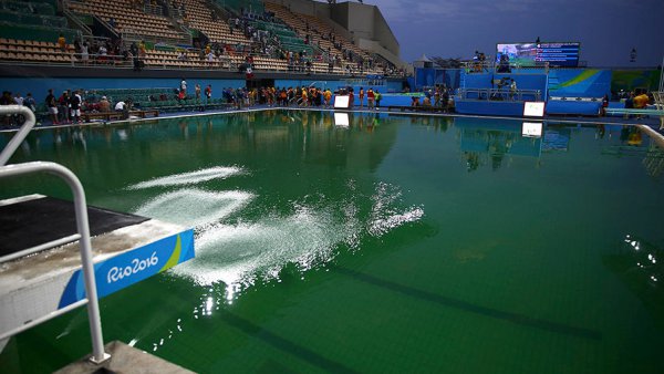 Олимпийцы бьют тревогу из-за зеленой воды в бассейнах Рио: у спортсменов болят глаза, они боятся потерять зрение
