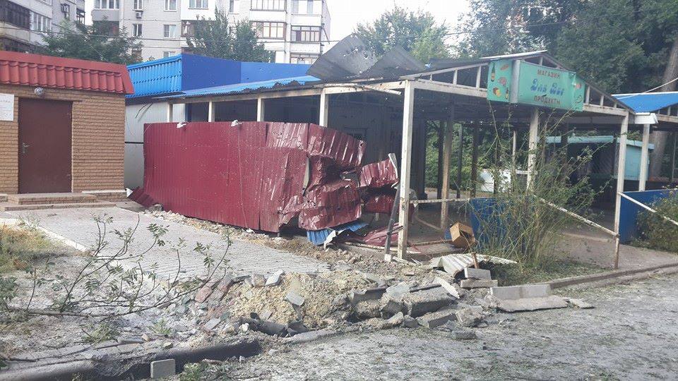 В Донецке снаряд попал в магазин "Засядько" и близлежащие дома