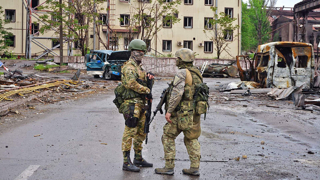 Кремль перемещает через Мариуполь на запад большие колонны военной техники