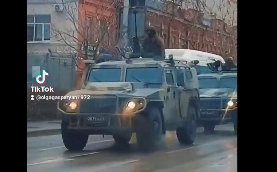 В день протестов в Ростов ввели колонну бронетехники с пулеметчиками на крышах: СМИ думают, что задумал Путин