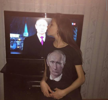 Жители России "взорвали" сеть селфи с телевизионным Путиным