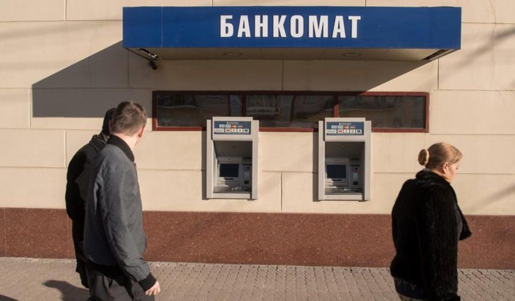 Санкции привели к неожиданным последствиям в России: банкоматы "выплевывают" новые пятитысячные купюры