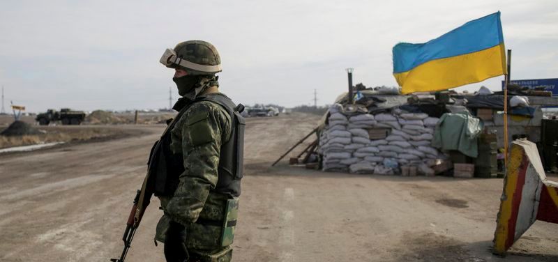 Сутки в АТО: российско-террористические войска ударили по Станице Луганской из минометов, гранатометов и БМП