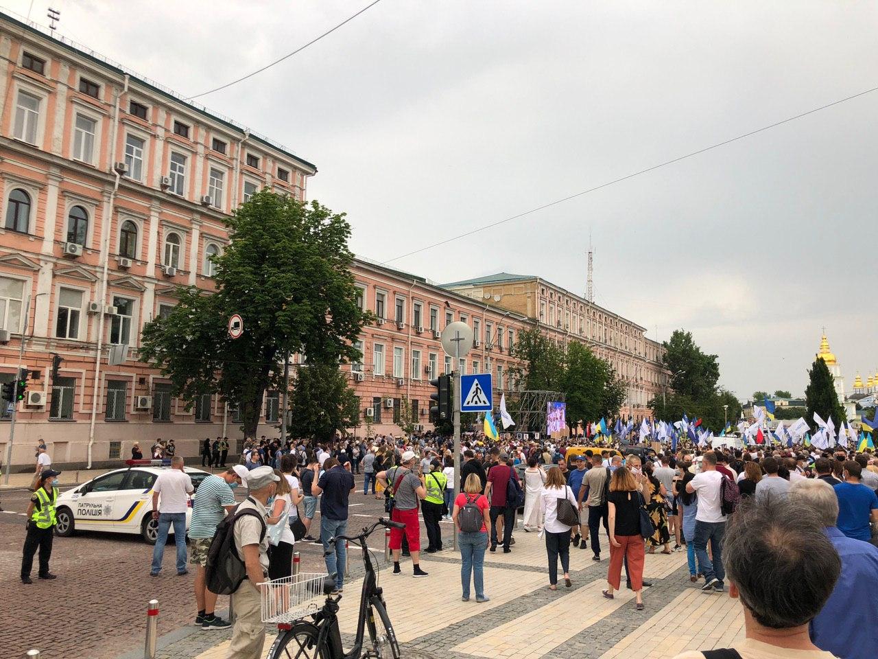 Суд над Порошенко: под здание стянули силовиков и укрепления