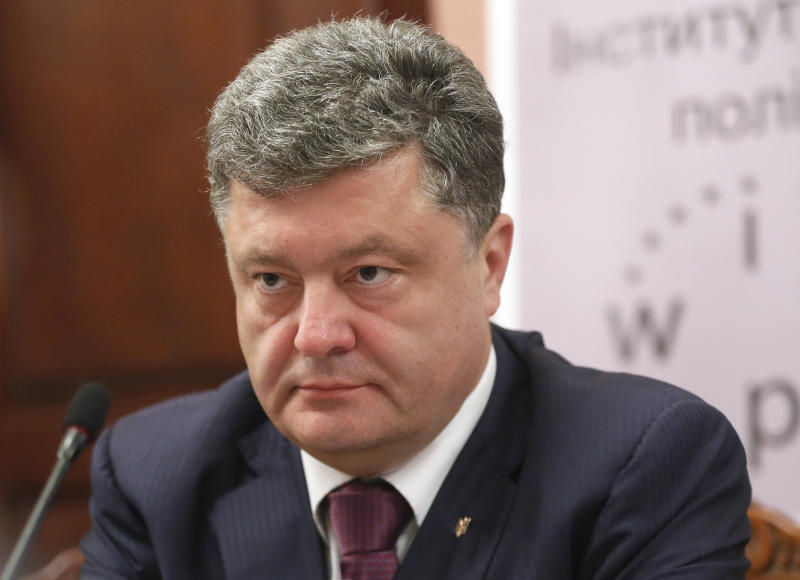 Порошенко заявил об угрозе мирному процессу в Донбассе из-за выборов в ДНР и ЛНР