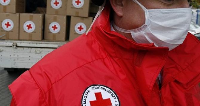 "Лишь бы террористы не отобрали!" - местные оккупированного Донбасса боятся, что гуманитарку "Красного креста" поделят главари "ДНР" между собой