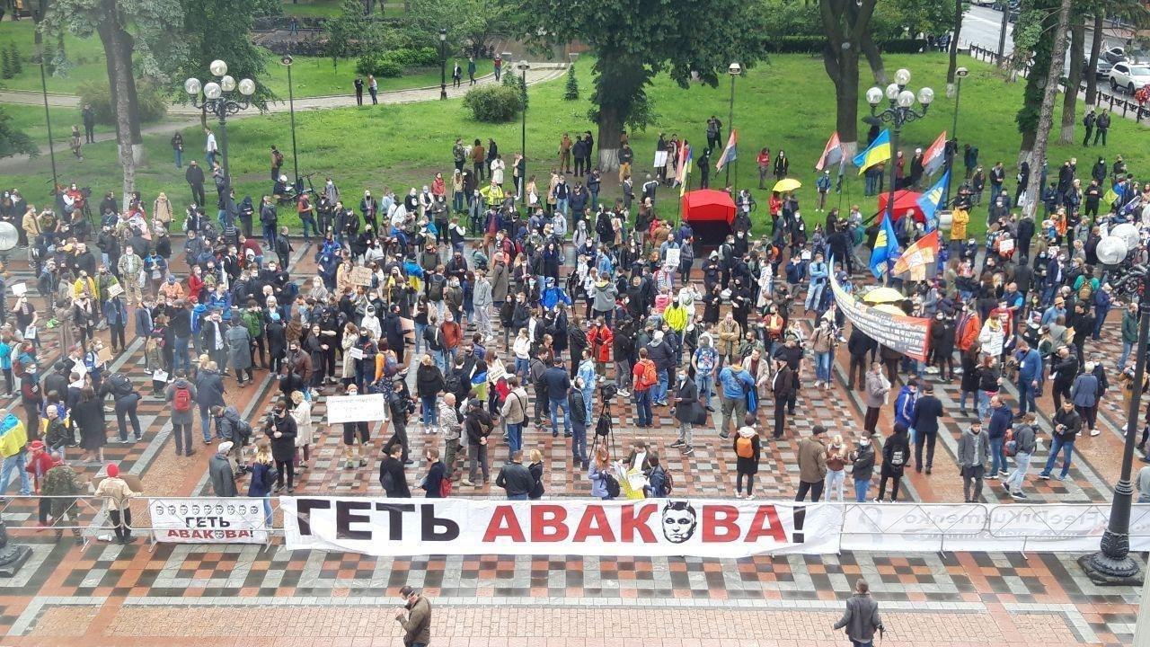 Верховная Рада в дыму и оцеплении сотен митингующих: что происходит перед отчетом Авакова 