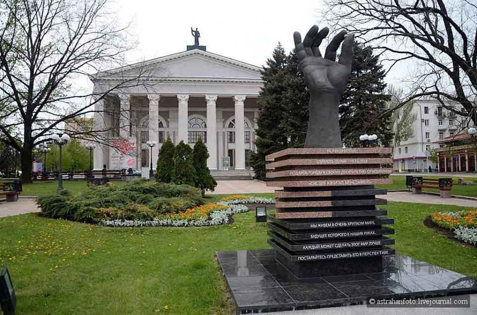 ​“Теперь украшает двор доблестного "освободителя"”, - в Донецке украли скульптуру Лоренсо Куинна “В перспективе”