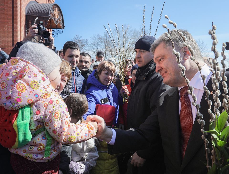 Сильные слова Порошенко в Мариуполе: "Скоро пятый год, как мирный церковный звон прерывает канонада российских пушек" - кадры