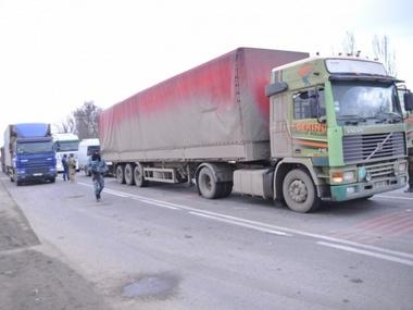 В Крым с Херсона не проехать. Водители фур перекрыли дорогу