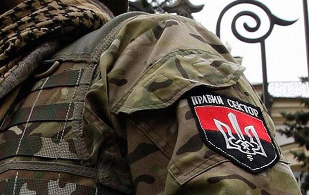 СМИ: Киевский штаб "Правого сектора" окружен милицией и автозаками