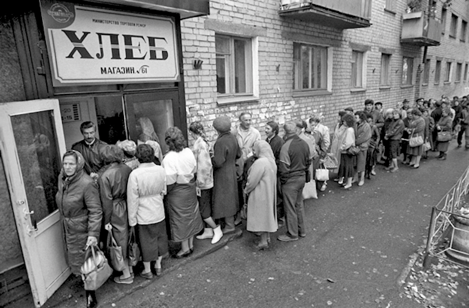 К 2017 году россияне смогут купить еду только по продуктовой карте, - заявление Минпромторга