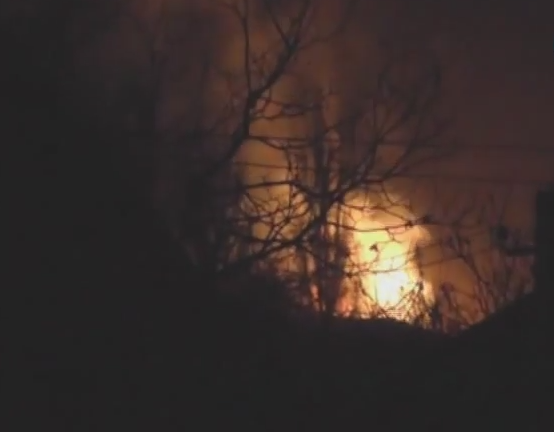 ДНР: В Кировском сгорел двухэтажный жилой дом, данные о жертвах уточняются