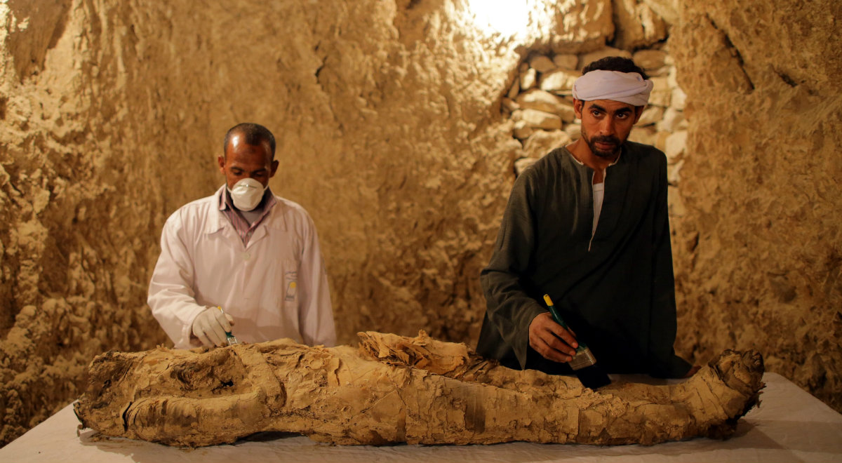 Ученые сделали уникальное открытие в Египте: археологи раскрыли древнее захоронение, внутри которого оказалась мумия, - кадры