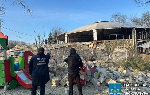 Появились фото последствий удара ВС РФ по Харькову: разбитая детская площадка, осколки, сломанные деревья