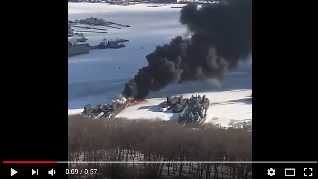 В российском Владивостоке на военной базе Тихоокеанского флота загорелась подводная лодка: опубликовано видео масштабной аварии