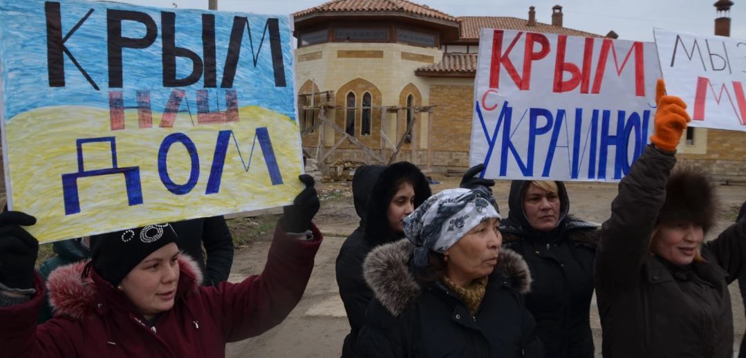 Тысячи украинок с плакатами в Крыму вышли на митинг 8 марта: они обратились к России