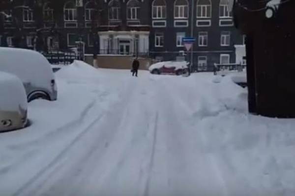 После смертельного урагана в Москве россиян стало сильно засыпать снегом: очевидцы публикуют первые кадры природной аномалии