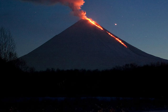 От Ключевского вулкана на Камчатке идет шлейф пепла длиной 240 км